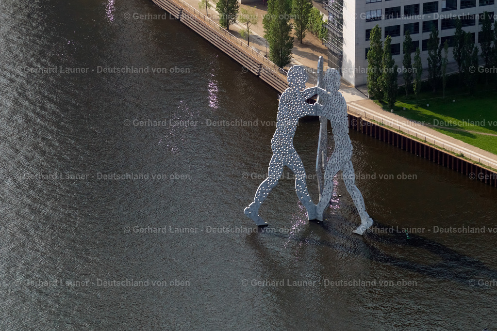 2790420 | Der Molecule Man ist ein Berliner Monumentalkunstwerk, das im Mai 1999 von dem amerikanischen Bildhauer Jonathan Borofsky geschaffen wurde. Es handelt sich um eine Drei-Personen-Skulptur, die in der Spree zwischen Elsenbrücke und Oberbaumbrücke nahe dem Schnittpunkt der drei Ortsteile Kreuzberg, Alt-Treptow und Friedrichshain aufgestellt wurde.