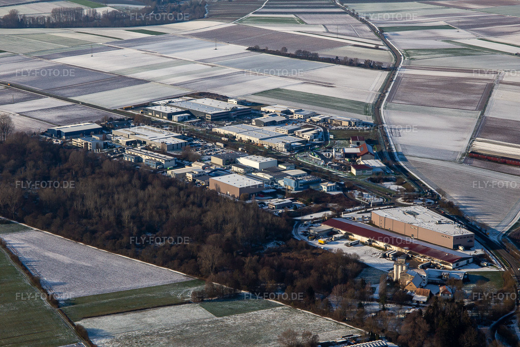 Luftbild: Gewerbepark W im Winter bei Schnee in Herxheim bei Landau im Bundesland Rheinland-Pfalz in Deutschland. Foto: IMG_135531.jpg vom 16.12.2022 durch Werner Riehm/FLY-FOTO.de