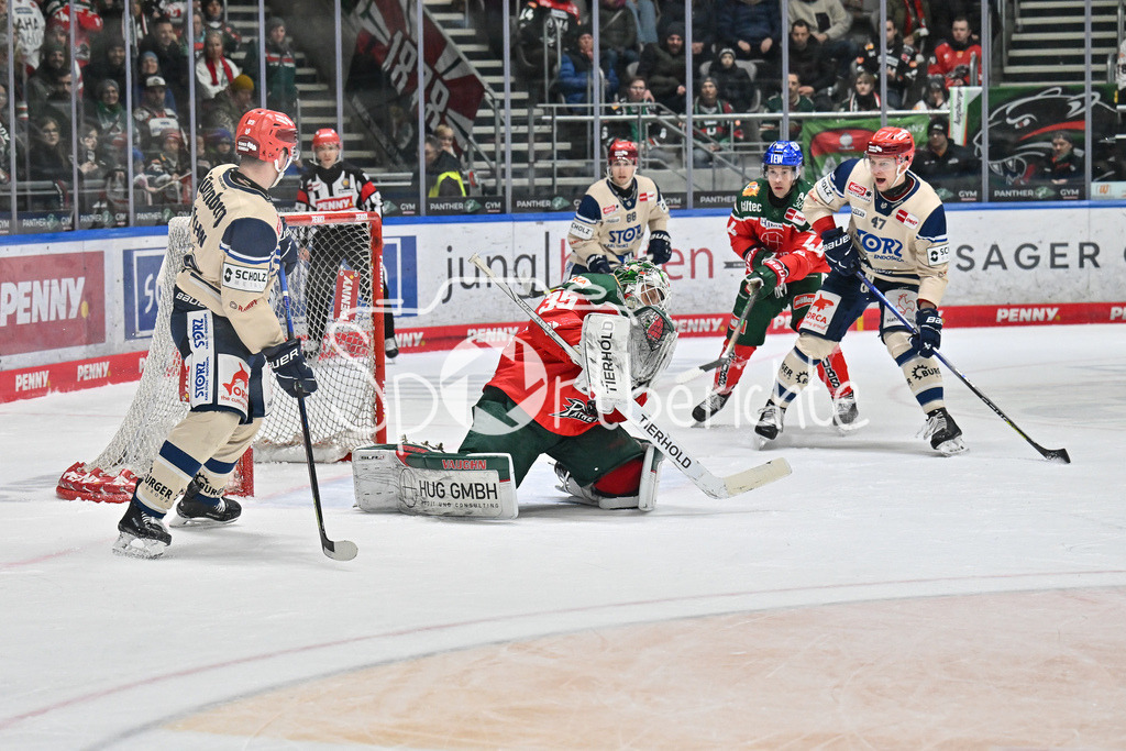 Augsburger Panther - Schwenninger Wild Wings | in dieser Szene kann Markus KELLER (Augsburger Panther #35) einen Schuss entschaerfen / DEL: Augsburger Panther - Schwenninger Wild Wings, Curt Frenzel Stadion am 02.02.2025