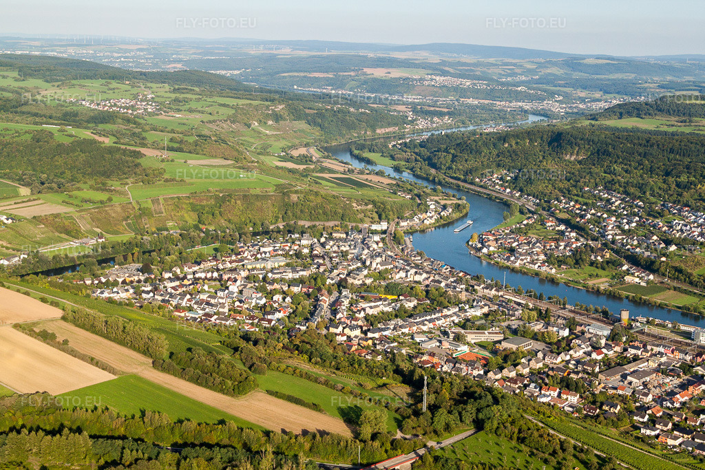 Vue aérienne: Les rives du fleuve Sauer, à son embouchure dans la Moselle à Wasserbillig dans le département Grevenmacher, Luxembourg. Photo: IMG_33911.jpg prise le 11/09/2010 par Werner Riehm/FLY-FOTO.eu – Résolution de l'original: 4752 x 3168 px