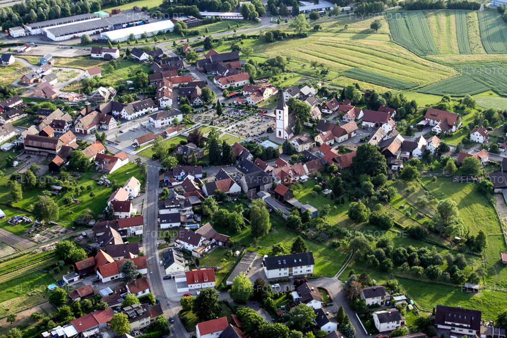 Luftbild: Kirchengebäude im Dorfkern im Ortsteil Sand in Willstätt im Bundesland Baden-Württemberg in Deutschland. Foto: IMG_18913.jpg vom 03.06.2009 durch Werner Riehm/FLY-FOTO.de