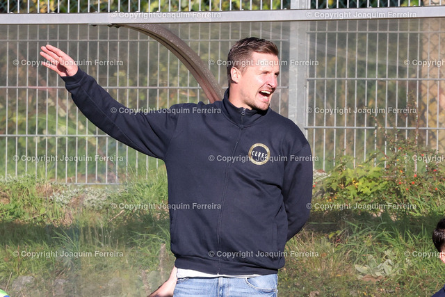 san_00164 | Lengfeld am 22.Oktober 2022 TSV Lengfeld - SV Hummetroth. SV Hummetrot holt Ex-Lilien Spieler Sandro Sirigu als Trainer in der Kreisoberliga Dieburg/Odenwald  v.l.,  Das erste mal an der Seitenlinie als Trainer vom SV Hummetroth Sandro Sirigu, das Spiel endet 5:1 für den TSV Lengfeld





(DFL REGULATIONS PROHIBIT ANY USE OF PHOTOGRAPHS AS IMAGE SEQUENCES AND/OR QUASI-VIDEO) - Realisiert mit Pictrs.com