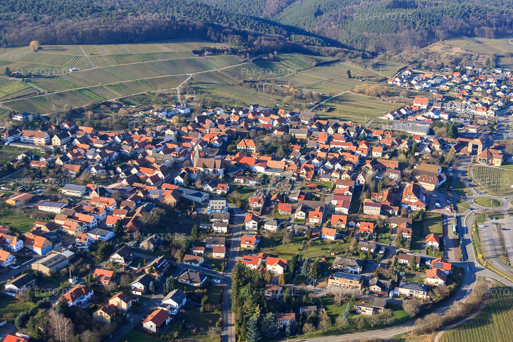 Luftbild: Winzerdorfübersicht aus Süden im Ortsteil Schweigen in Schweigen-Rechtenbach im Bundesland Rheinland-Pfalz in Deutschland. Foto: IMG_62326.jpg vom 24.02.2014 durch Werner Riehm/FLY-FOTO.deAuflösung des Originals: 4752 x 3168 px