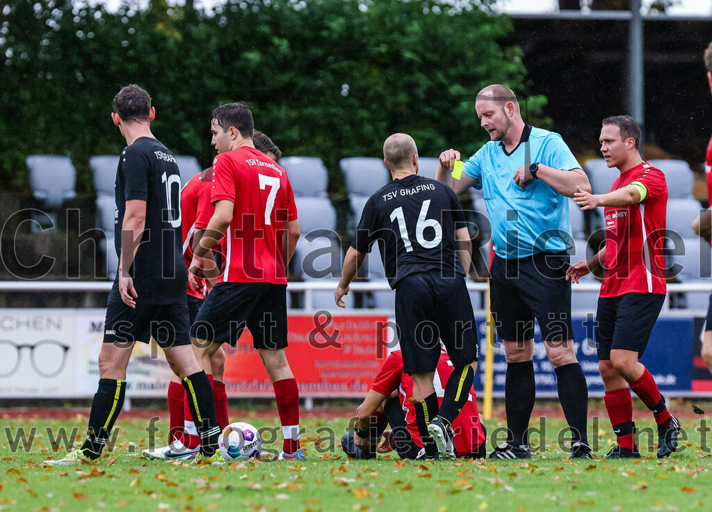 2023-08-27_089_TSV_Zorneding_II_gegen_TSV_Grafing_II | Zorneding, Deutschland, 27.08.2023:
Fußball, A-Klasse 2023 / 2024, 2. Spieltag, TSV Zorneding II gegen TSV Grafing II, Endergebnis: 5:1

Kai Hoffman (TSV Zorneding, #7), Marinus Kinzl (TSV Grafing, #16), Schiedsrichter Michael Heyer, Clemens Holzmann (TSV Zorneding, #5)

Foto: Christian Riedel / fotografie-riedel.net