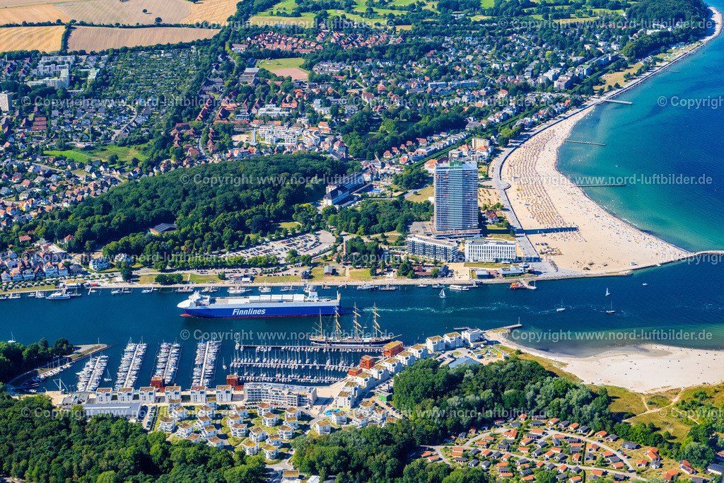 Travemünde_ELS_9290100822 | TRAVEMüNDE 10.08.2022 Ortskern am Uferbereich des Trave - Flussverlaufes in Travemünde an der Ostseeküste im Bundesland Schleswig-Holstein, Deutschland. // Ortskern am Uferbereich des Trave - Flussverlaufes in Travemuende im Bundesland Schleswig-Holstein, Deutschland. Foto: Martin Elsen