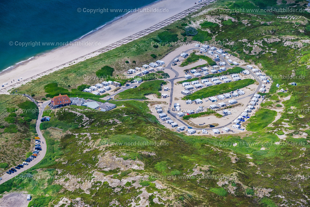 Sylt_Hörnum_Campingplatz_ELS_4123130625 | HöRNUM (SYLT) 21.06.2025 Campingplatz mit Wohnwagen und Zelten am Seeufer der Nordsee in Hörnum (Sylt) im Bundesland Schleswig-Holstein, Deutschland. Weiterführende Informationen bei: Sylt Marketing GmbH. // Campsite with caravans and tents on the lake shore At the Nordsea in Hoernum (Sylt) in the state Schleswig-Holstein, Germany. Further information at: Sylt Marketing GmbH. Foto: Martin Elsen