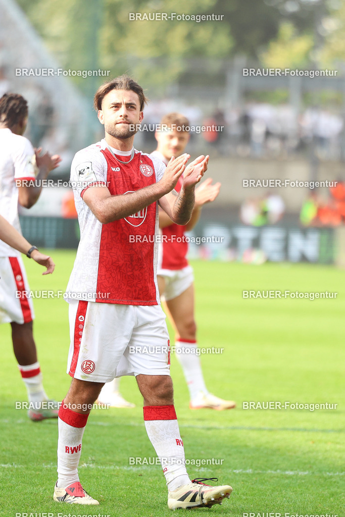 Rot-Weiss Essen - Hansa Rostock | Essen, Deutschland, 20.09.2025 José-Enrique Ríos Alonso  (Rot-Weiss Essen) klatscht zu den Fanswährend des 3.Liga Spiels zwischen  Rot-Weiss Essen und Hansa Rostock am 20.09.2025 im Stadion an der Hafenstraße in Essen. (Foto von Timo Bluhmki-Schmidt/Brauer Fotoagentur