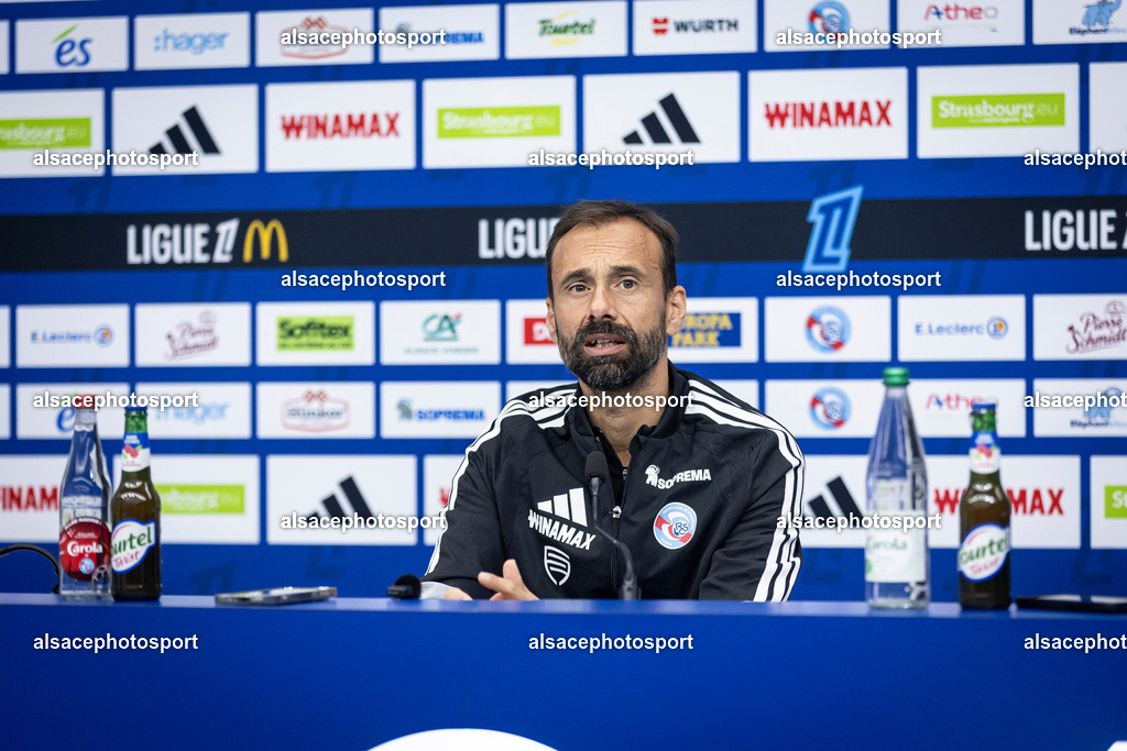 _B7A5083 | Hugo Oliveira, head coach of Racing Club de Strasbourg Alsace, speaks during a press conference at Stade de la Meinau in Strasbourg, France, on October 23, 2026, ahead of the Ligue 1 match against Stade Rennais FC. - Realisiert mit Pictrs.com