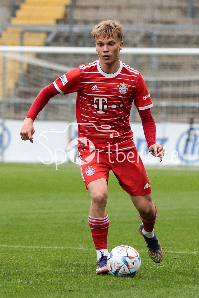 FC Bayern Amateure - SpVgg Hankofen-Hailing | Frans KRAETZIG (FCB #29) am Ball / Freisteller / Einzelfoto