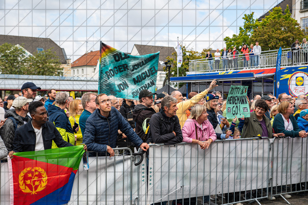 DeutschlandTour 2025 | Etappe 3 - Arnsberg (Start) | //  23.08.25: DeutschlandTour 2025 | Etappe 3 - Arnsberg (Start) / Arnsberg / Deutschland  //   CREDIT:www.bullenfotos.de, Martin König, Hörner Weg 40, D-49078 Osnabrück, +4917663732967 // Nutzung und Weitergabe nur zu den vereinbarten Zwecken. Presseanfragen an Ersteller. Alle Rechte beim Ersteller. Honorierung nach MFM. - Realisiert mit Pictrs.com