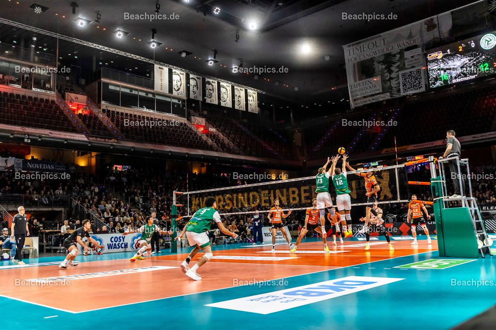 2024-00111634-Bundesliga-BR-Volleys-Haching-München |  16.11.2024; Berlin Foto: Gerold Rebsch - www.beachpics.de