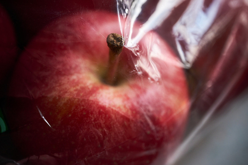 Rote Äpfel im Plastiksack | Wien, Austria - March 21, 2023: Rote Äpfel im Plastiksack verpackt. - Realisiert mit Pictrs.com