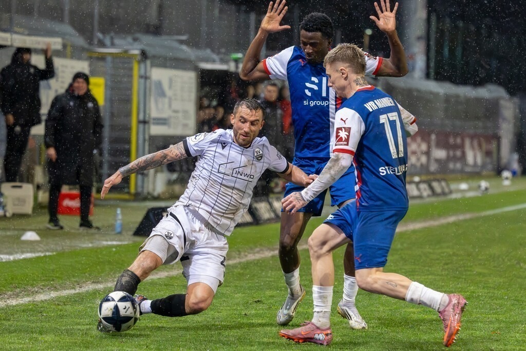 Fußball, Badischer Pokal 2025/26, Halbfinale: SV Sandhausen gegen VfR Mannheim | Fußball, Badischer Pokal 2025/26, Halbfinale: SV Sandhausen gegen VfR Mannheim***Am Ball: Robin Krausse (22, Sandhausen) - Realisiert mit Pictrs.com