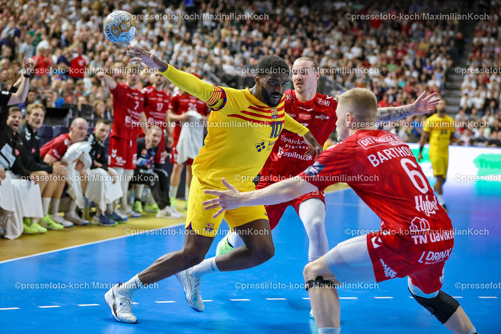 KoeEHF09062402022 | 09.06.2024, Köln, Handball, TruckScout24 EHF FINAL4, Machineseeker Champions League Men, Lanxess-Arena, Finale, Aalborg Handbold - FC Barcelona: Dika Mem (FC Barcelona) gegen Sebastian Barthold (Aalborg Handbold) und Lukas Nilsson (Aalborg Handbold)