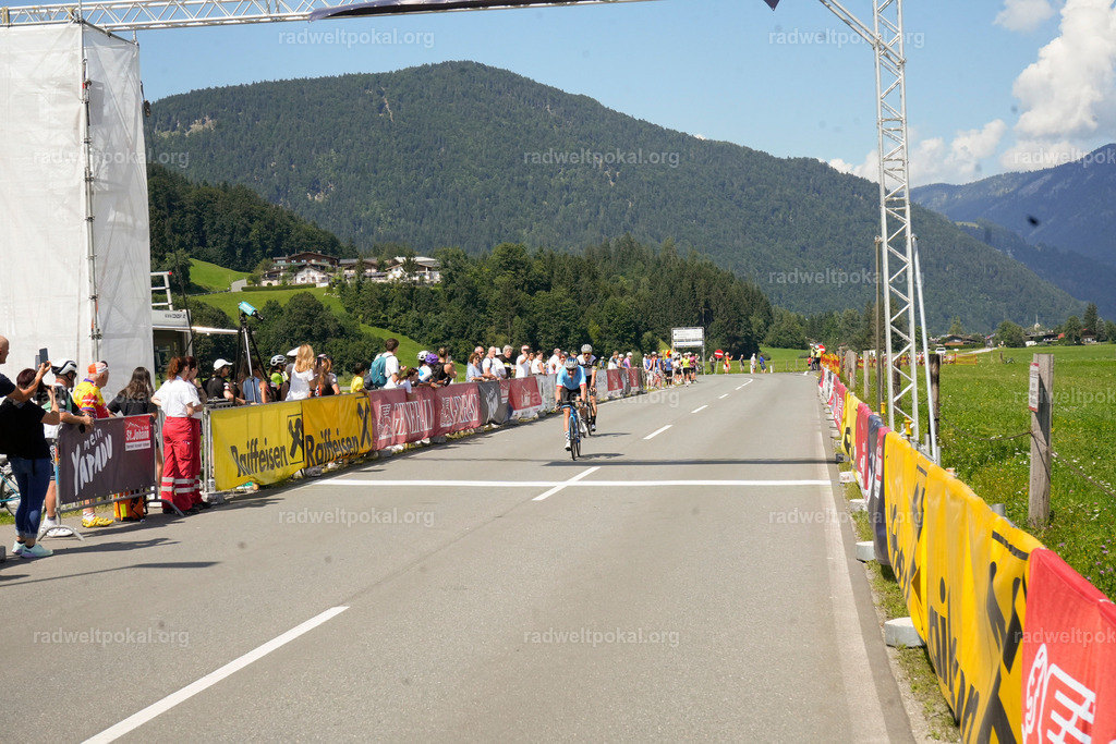 790_20230817_Bewerb_Maenner_Muehlanger | AUT - OESTERREICH, 2023-08-16: SPORT RENNRAD-FAHREN - 55. INTERNATIONALER RADWELTPOKAL IN ST. JOHANN IN TIROL  - Vintage-Radrennen mit WM-Bronze-Medaillen-Siegerin Christina Schweinberger, den Teilnehmer und Alexander Baumann (vom Orginastions-Team) - TAG 2 BEWERB MAENNER IN SECHS GRUPPEN  ; Foto: Roland Muehlanger