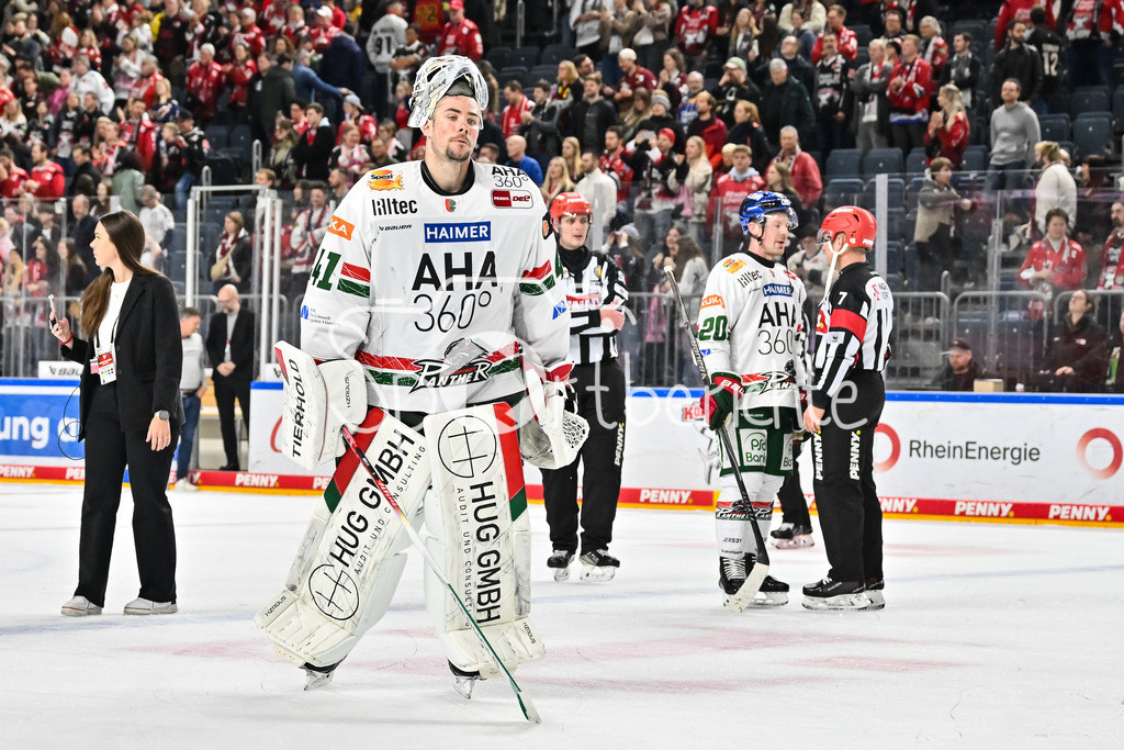 Kölner Haie - Augsburger Panther | KÖLN, DEUTSCHLAND - 04. MÄRZ: die Spieler der Panther bedanken sich bei den mitgereisten Fans nach dem Match zwischen den Kölner Haien und den Augsburger Panthern am 48. Spieltag der Penny DEL in der Lanxess Arena / Peyton JONES (Augsburger Panther 41)