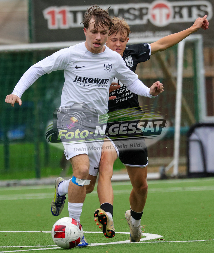 BV Stift Quernheim - SV Hausberge | Auf dem Bild zu sehen: weiß BV Stift Quernheim: Joshua Rogalsky ; schwarz SV Hausberge: Mika Tom Kühme BV Stift Quernheim, SV Hausberge, Saison 26/27, Bezirksliga, Stift Quernheim, Deutschland - Realisiert mit Pictrs.com