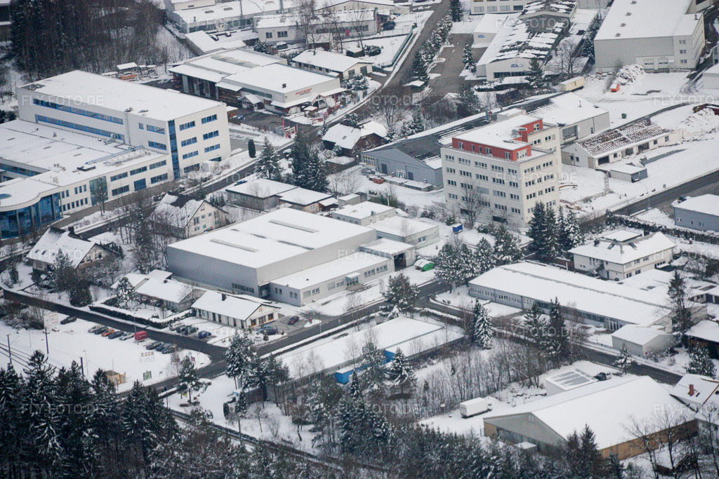 Luftbild: Winterlich schneebedeckte Industrie- und Gewerbegebiet im Ortsteil Ittersbach im Ortsteil Im Stockmädle in Karlsbad im Bundesland Baden-Württemberg in Deutschland. Foto: IMG_17033.jpg vom 15.02.2009 durch Werner Riehm/FLY-FOTO.de