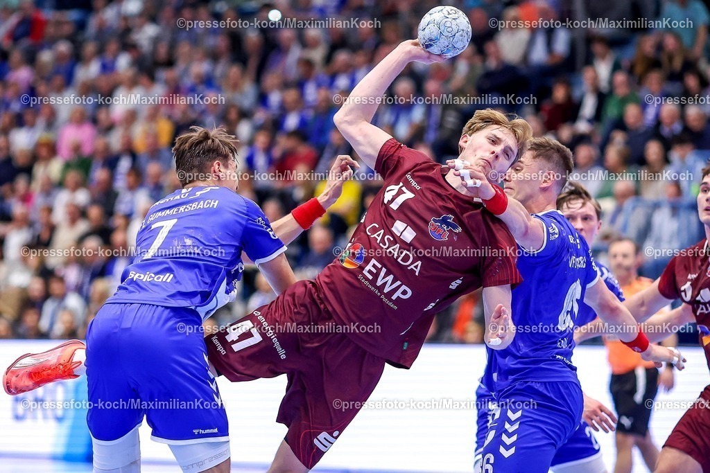 Gum25042501021 | 25.04.2025, Handball, HBL, VfL Gummersbach - 1. VfL Potsdam, Schwalbe-Arena: Dustin Kraus (VfL Potsdam #47) gegen Julian Köster (GUM #7) und Stepan Zeman (GUM #66) 