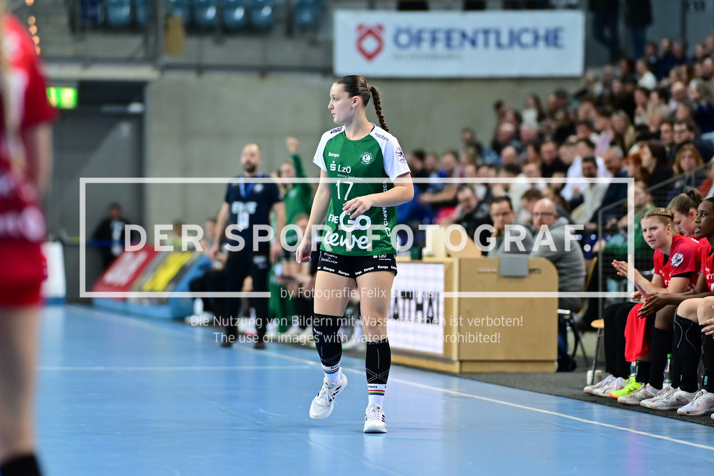 Handball I Frauen I Saison 2024-2025 I 1. HBF I 14. Spieltag I VfL Oldenburg - HSG Bensheim-Auerbach I 064338 | Mikkeline Xavia Oetjen (17, VfL Oldenburg) - Realisiert mit Pictrs.com