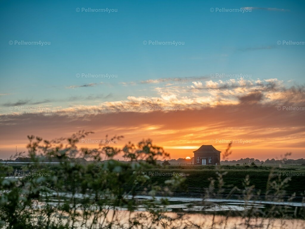 pellworm-kalender-2024-16-denoise-enhance-2x-sharpen | Pellwormer Bilder und Fotos als Poster, auf Leinwand mit Keilrahmen, hinter Acrylglas, auf Alu-Dibond oder Forex-Platte und vieles mehr. Zum verschenken, für die Ferienwohnung oder für zu Hause. - Realisiert mit Pictrs.com