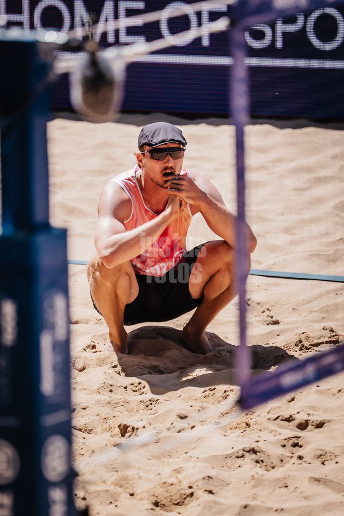 Beachvolleyball | Männer | Allianz German Beach Tour 2025 | Tourstop Düsseldorf | 16.05.2025 | Simon Pfretzschner wartet den Videobeweis ab