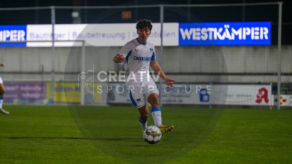 Fußball, Herren, Saison 2025/2026, Regionalliga Nordost, 15. Spieltag, FSV 63 Luckenwalde vs. Hertha BSC II, Freitag 07.11.2025, Werner-Seelenbinder-Stadion Luckenwalde, | Fußball, Herren, Saison 2025/2026, Regionalliga Nordost, 15. Spieltag, FSV 63 Luckenwalde vs. Hertha BSC II, Freitag 07.11.2025, Werner-Seelenbinder-Stadion Luckenwalde, Im Bild: Eliyas Strasner (Hertha) - Realisiert mit Pictrs.com