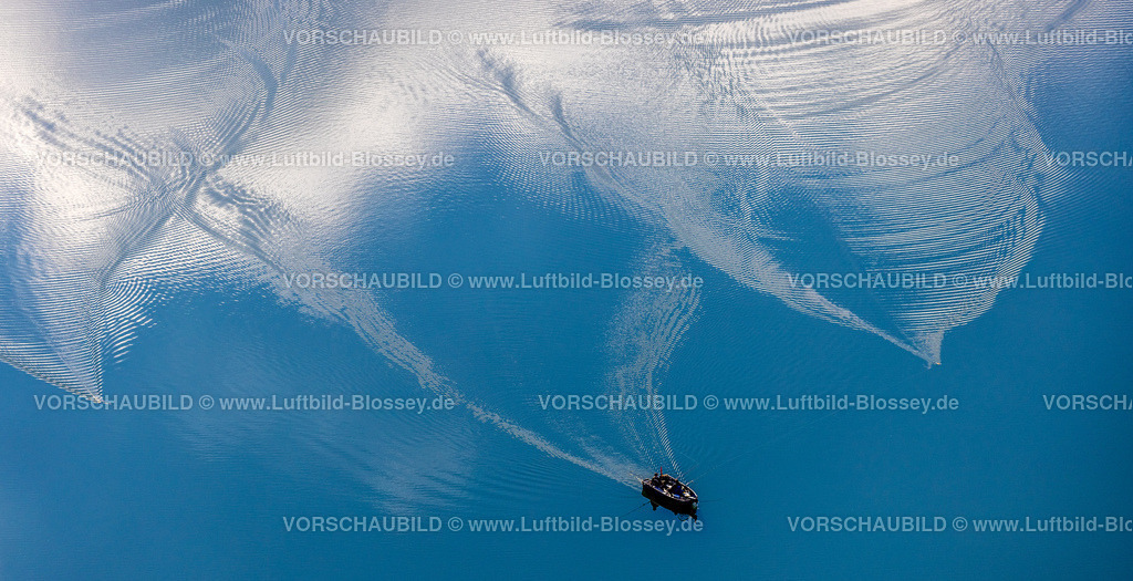 Meschede220901659 | Luftbild, Boot zieht Spuren im Wasser im Hennesee, Formen und Farben, Berghausen, Meschede, Sauerland, Nordrhein-Westfalen, Deutschland