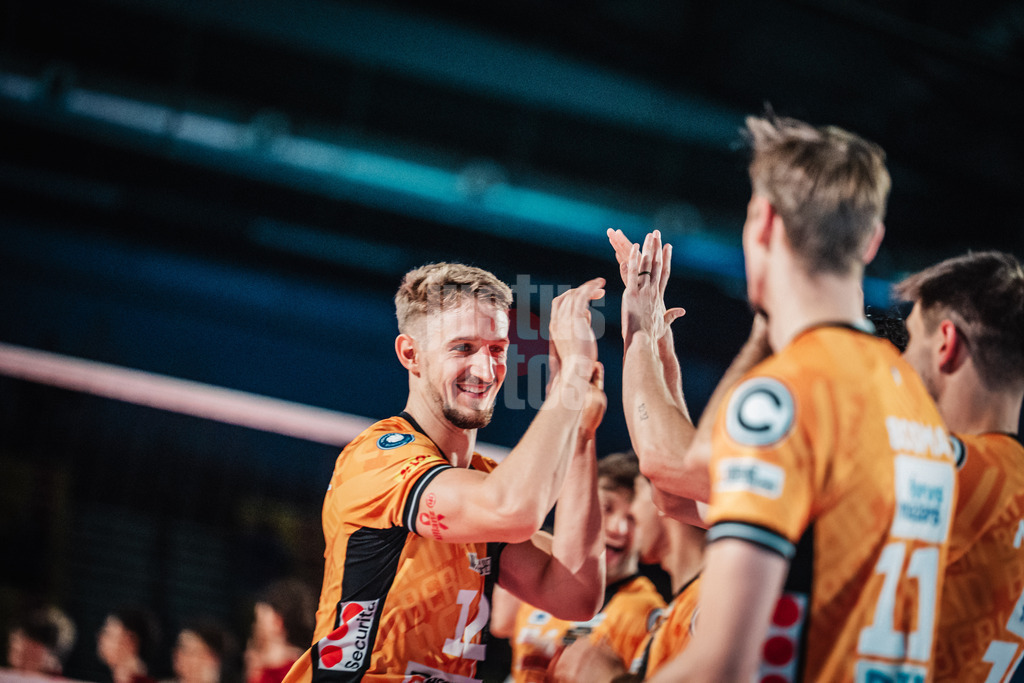 Volleyball | Herren | Saison 2025/2026 | Volleyball Ligacup | Finale | SVG Lüneburg vs. Berlin Recycling Volleys | 12.10.2024 | Florian Krage-Brewitz (#12, BERLIN RECYCLING Volleys) läuft in die Arena ein