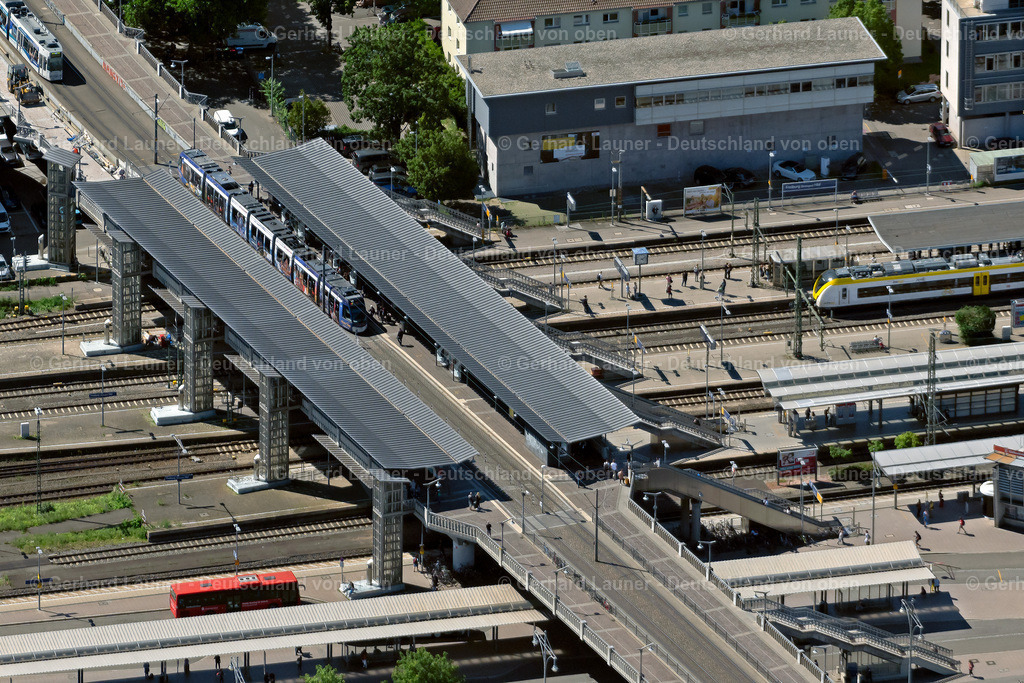 4033356 | FREIBURG IM BREISGAU 30.06.2020 Stadtbahn- Brückenbauwerk "Stadtbahnbrücke" mit Haltestelle zur Überquerung der Bahn- Gleise am Hauptbahnhof - ZOB Freiburg in Freiburg im Breisgau im Bundesland Baden-Württemberg, Deutschland. Weiterführende Informationen bei: Freiburger Verkehrs AG. // Stadtbahn bridge structure "Stadtbahnbruecke" with a stop for crossing the railway tracks at the main station - ZOB Freiburg in Freiburg im Breisgau in the state Baden-Wurttemberg, Germany. Further information at: Freiburger Verkehrs AG. Foto: Gerhard Launer