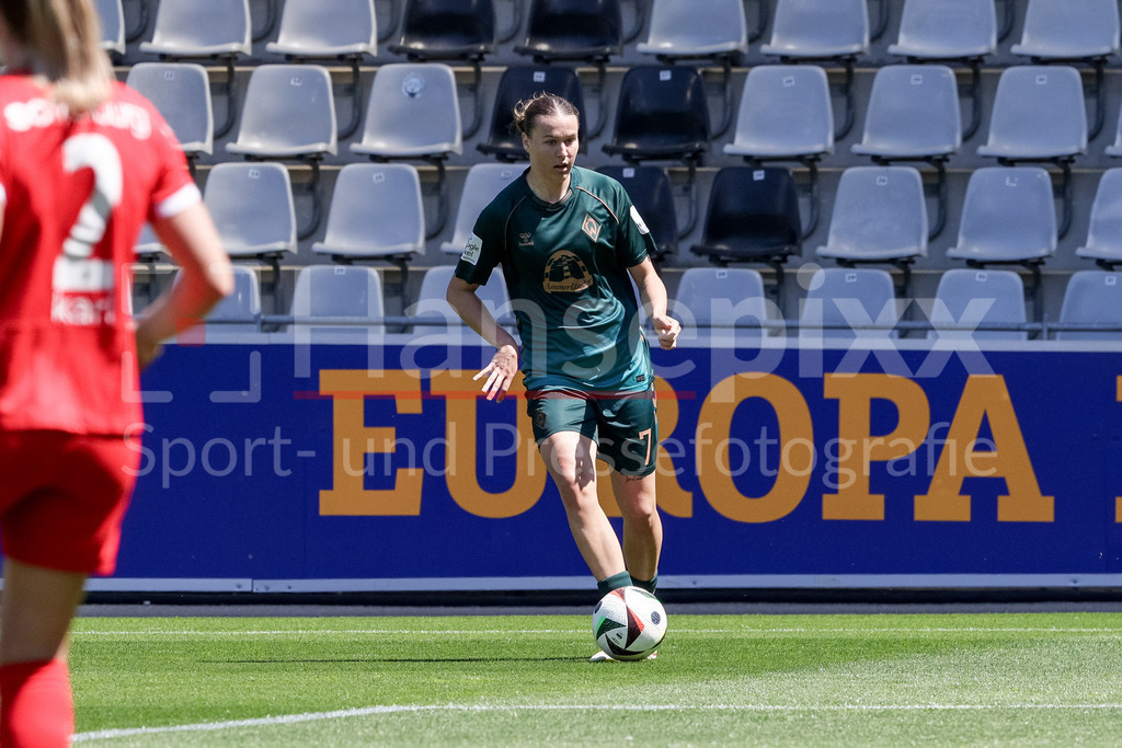 Fussball, Google Pixel Frauen-Bundesliga, SC Freiburg - SV Werder Bremen | Larissa Mühlhaus (SV Werder Bremen, 7) am Ball, Einzelbild, Ganzkörper, Aktion, Action, Spielszene, DIE DFB-RICHTLINIEN UNTERSAGEN JEGLICHE NUTZUNG VON FOTOS ALS SEQUENZBILDER UND/ODER VIDEOÄHNLICHE FOTOSTRECKEN. DFB REGULATIONS PROHIBIT ANY USE OF PHOTOGRAPHS AS IMAGE SEQUENCES AND/OR QUASI-VIDEO.