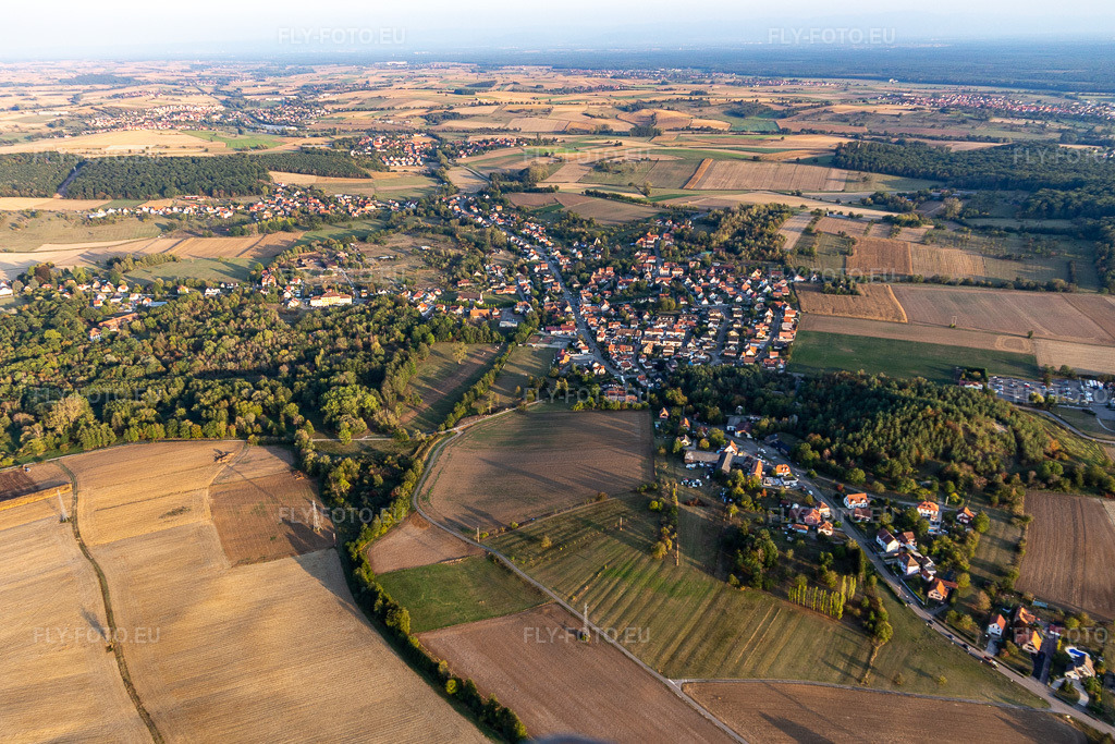 Vue aérienne: Vue de la ville à Merkwiller-Pechelbronn dans le département Bas Rhin, France. Photo: IMG_123268.jpg prise le 30/09/2020 par Werner Riehm/FLY-FOTO.euRésolution de l'original: 4922 x 3281 px
