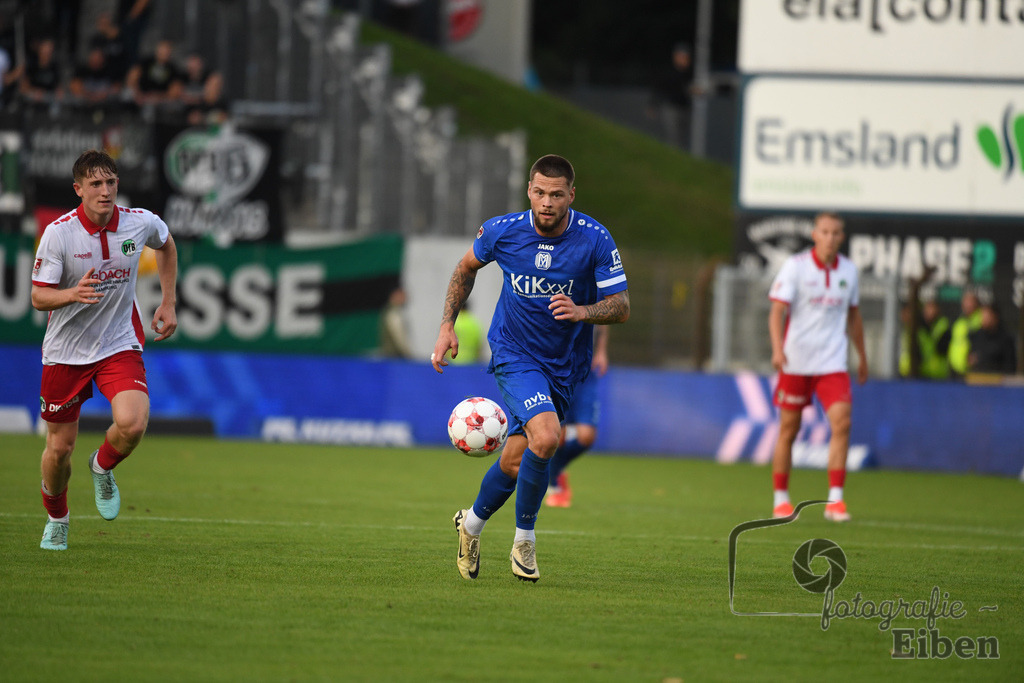 SV Meppen-VfB Lübeck | Herren Regionalliga Nord; SV Meppen (blau)-VfB Lübeck (weiß) am 01.08.2025 in Meppen (Hänsch-Arena), Photo: Philip Eiben 2025 - Realisiert mit Pictrs.com