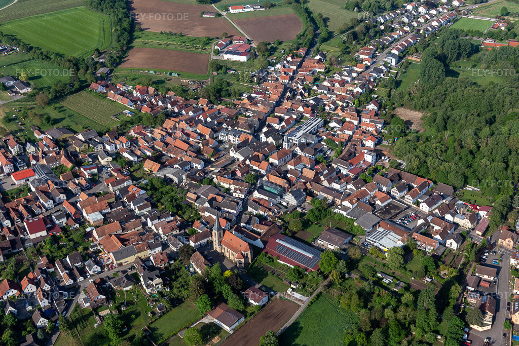 Luftbild: Ortsansicht im Ortsteil Ingenheim in Billigheim-Ingenheim im Bundesland Rheinland-Pfalz in Deutschland. Foto: IMG_120733.jpg vom 03.05.2020 durch Werner Riehm/FLY-FOTO.de