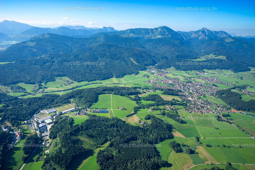 luftbild-bergen-chiemgau-bruno-kapeller-7 | Luftbild von Bergen im Chiemgau mit dem Werk der Adelholzener Alpenquellen (Adelholzener Mineralquellen) in Bad Adelholzen, Wäldern und Wiesen, im Hintergrund das Bergpanorama von Hochfelln und Hochgern. Aufgenommen im Juli 2016. - Realisiert mit Pictrs.com