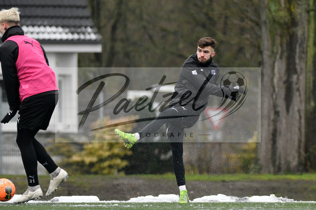 20200226_TRAOSN_0028 | Fussball, Herren: Marc Auge (VFL Osnabrueck U19) in Aktion, am Ball, Einzelaktion waehrend der Trainingseinheit des VfL Osnabrueck im Sportpark Illoshoehe am 26.02.2020 in Osnabrueck, Deutschland. - Realisiert mit Pictrs.com