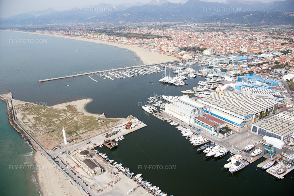 Aerial view: View of the town in Viareggio in the state Lucca, Italy. – Photo: IMG_086892.jpg taken on 04/03/2016 by Werner Riehm/FLY-FOTO.com – Resolution of the original: 5472 x 3648 px