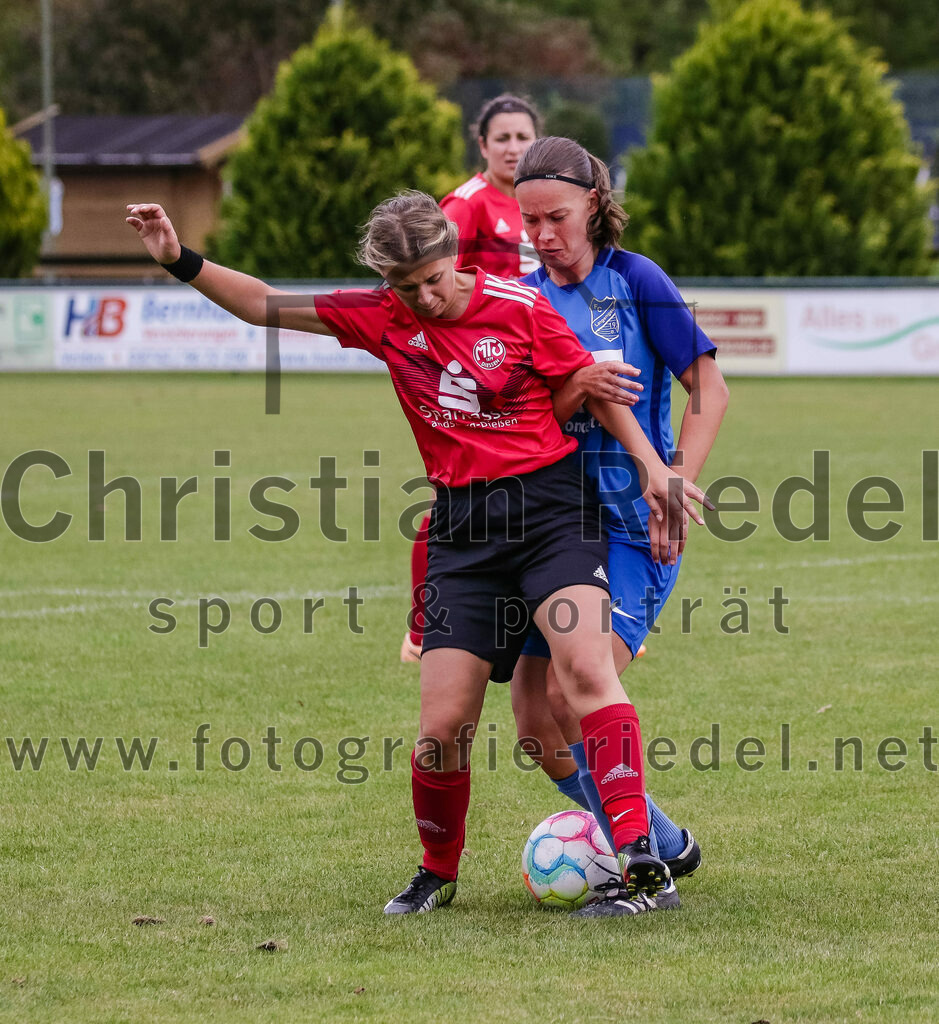 2023-10-07_048_FC_Langengeisling_gegen_MTV_Diessen_Ammersee | Erding, Deutschland, 07.10.2023:
Fußball, Bezirksoberliga 2023 / 2024, 6. Spieltag, FC Langengeisling gegen MTV Diessen/Ammersee, Endergebnis: 0:3

Katharina Schultheiß (MTV Diessen/Ammersee, #2), Lisa Mayer (FC Langengeisling, #6)

Foto: Christian Riedel / fotografie-riedel.net