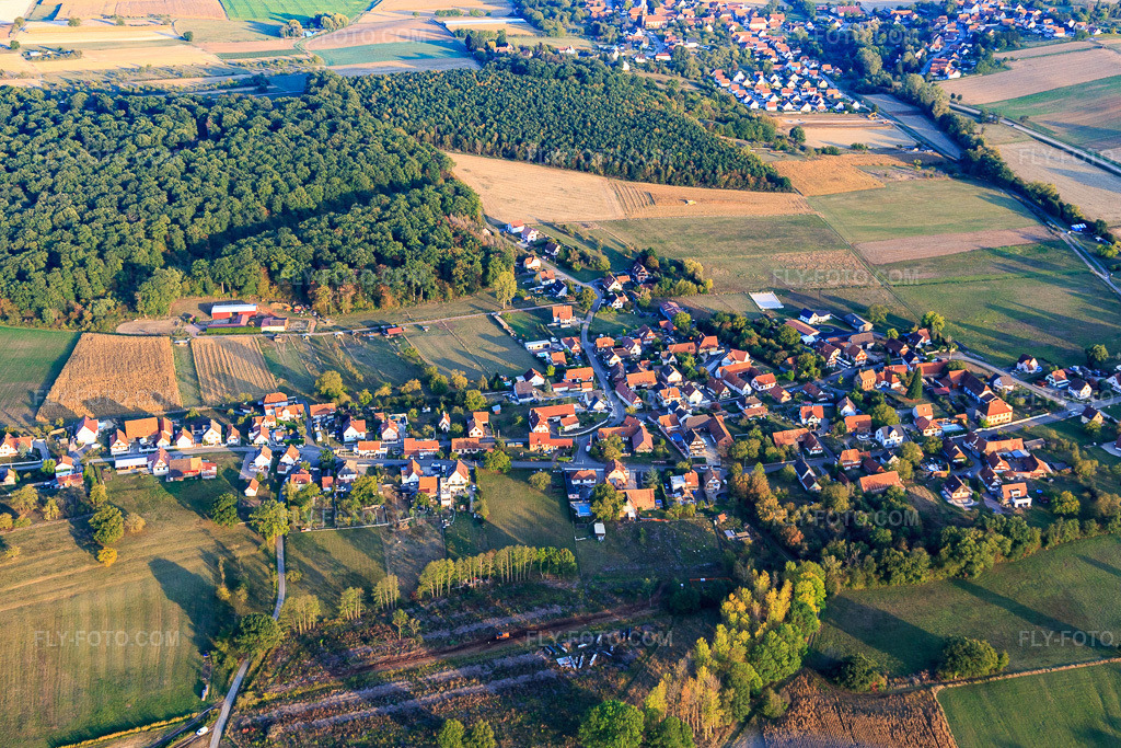 Aerial view: Rue des Mineurs in Kutzenhausen in the state Bas-Rhin, France. – Photo: IMG_123271.jpg taken on 09/30/2020 by Werner Riehm/FLY-FOTO.com – Resolution of the original: 4944 x 3296 px