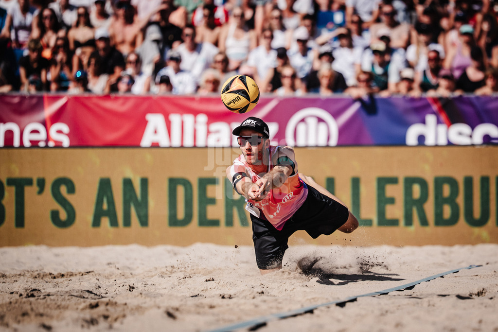 Beachvolleyball | Männer | Deutsche Meisterschaften 2025 Timmendorfer Strand | 07.09.2025 | Clemens Wickler springt zum Ball