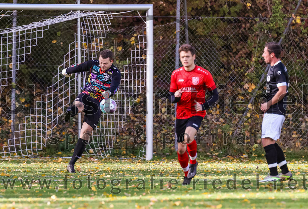 2023-11-05_009_FC_Herzogstadt_gegen_TuS_Oberding | Erding, Deutschland, 05.11.2023:
Fußball, Kreisklasse 2023 / 2024, 14. Spieltag, FC Herzogstadt gegen TuS Oberding, Endergebnis: 4:5

Torwart Alexander Strobl (TuS Oberding, #1), Marco Steinberg (FC Herzogstadt, #9)

Foto: Christian Riedel / fotografie-riedel.net