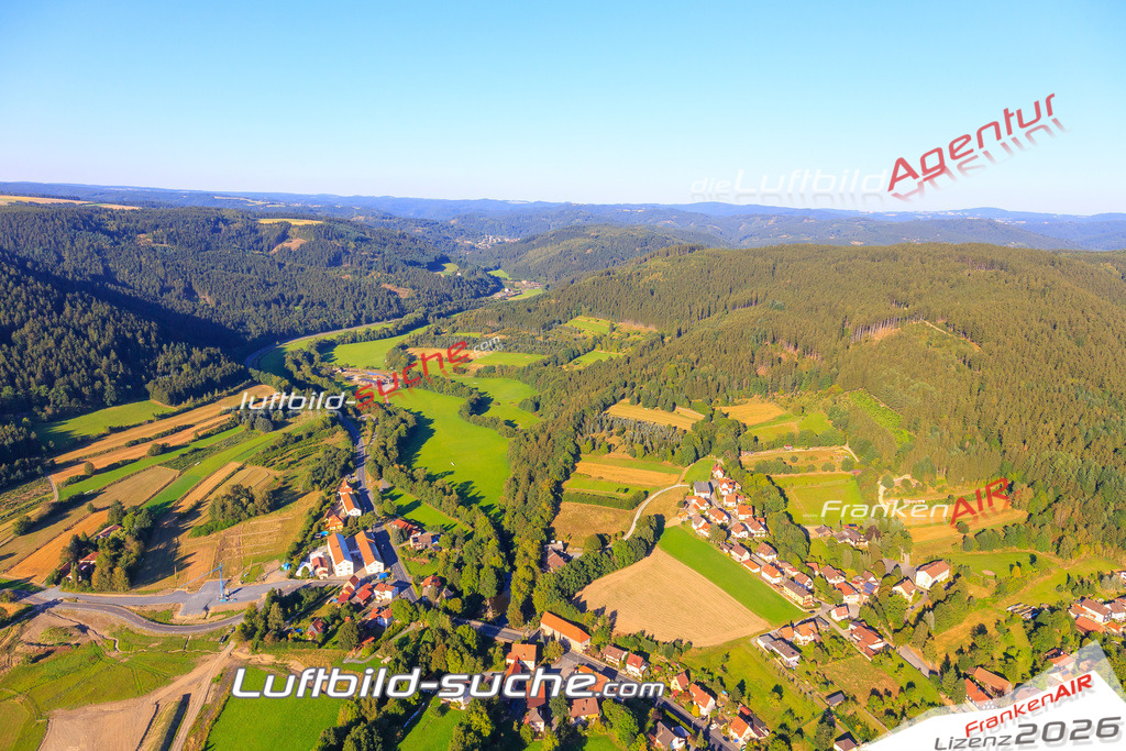 Die Luftaufnahme der Stadt Marktrodach wurde vom UL-Flugzeug heraus erstellt ( keine Drohne )- hohe Auflösung für beste Qualität