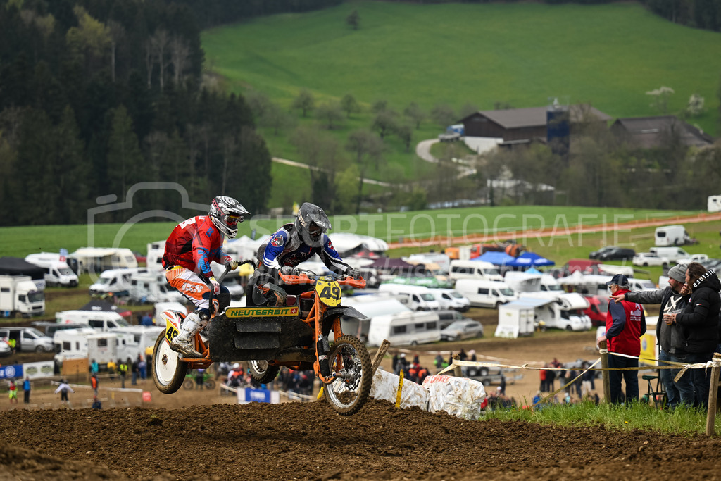 Motocross Schlatt bei Winterthur - 30. April 2023 | #49 Krieg Martin / Kaelin Bruno aus Neukirch Egnach (CH) auf Neuteerbit 612 in der Kategorie Seitenwagen am Motocross Schlatt bei Winterthur, 30. April 2023. 
Instagram: @mx_schlatt | @mc_wila | @sam_schweiz
Bild: Sportfotografie Markus Aeschimann | www.markus-aeschimann.ch - Realisiert mit Pictrs.com