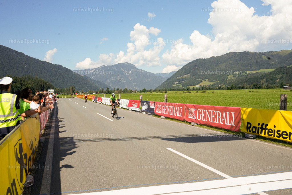 854_20230817_Bewerb_Maenner_Muehlanger | AUT - OESTERREICH, 2023-08-16: SPORT RENNRAD-FAHREN - 55. INTERNATIONALER RADWELTPOKAL IN ST. JOHANN IN TIROL  - Vintage-Radrennen mit WM-Bronze-Medaillen-Siegerin Christina Schweinberger, den Teilnehmer und Alexander Baumann (vom Orginastions-Team) - TAG 2 BEWERB MAENNER IN SECHS GRUPPEN  ; Foto: Roland Muehlanger