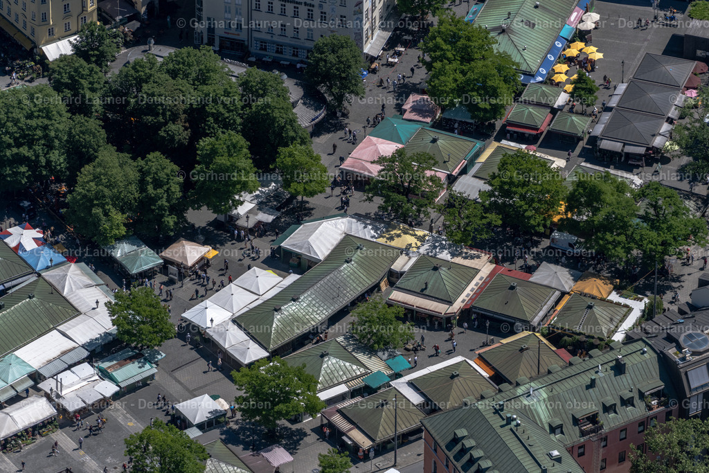4031143 | MüNCHEN 12.06.2020 Verkaufs- und Imbissstände und Handelsbuden auf dem Viktualienmarkt in der Altstadt in München im Bundesland Bayern, Deutschland. Weiterführende Informationen bei: mux.de Online GmbH. // Vending and food stalls and trading booths on the Viktualienmarkt in the old town in Munich in the state Bavaria, Germany. Further information at: mux.de Online GmbH. Foto: Gerhard Launer
