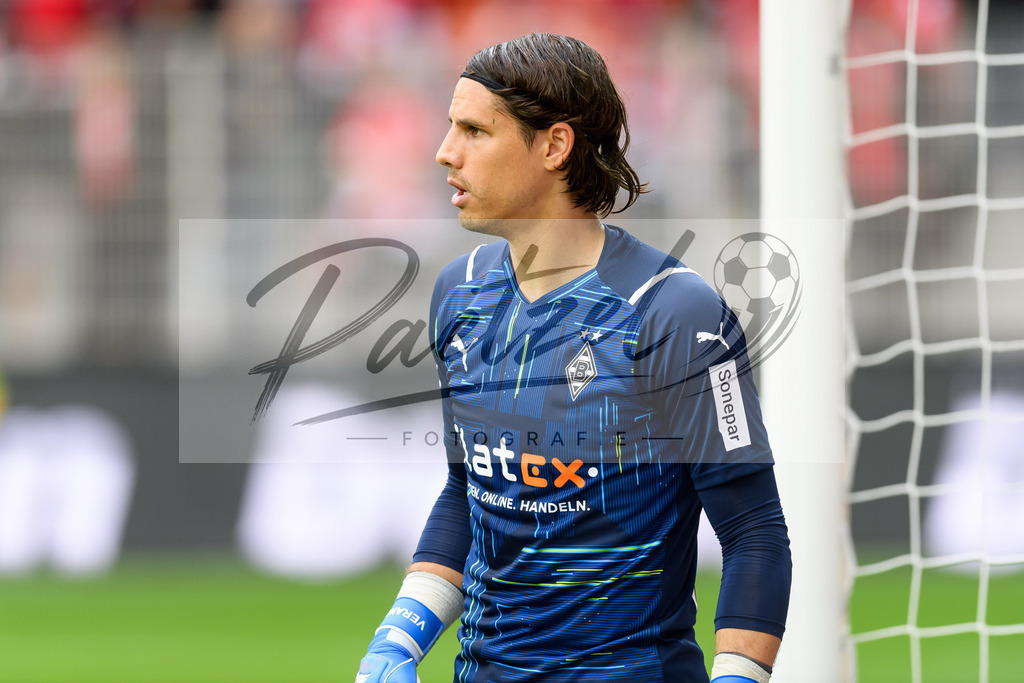 FCUBMG20210829_157 | Fussball, Herren: Torwart Yann Sommer (Borussia Moenchengladbach) schaut beim Spiel der 1. Bundesliga zwischen 1. FC Union Berlin und Borussia Moenchengladbach im Stadion An der Alten Foersterei am 29.08.2021 in Berlin, Deutschland. - Realisiert mit Pictrs.com
