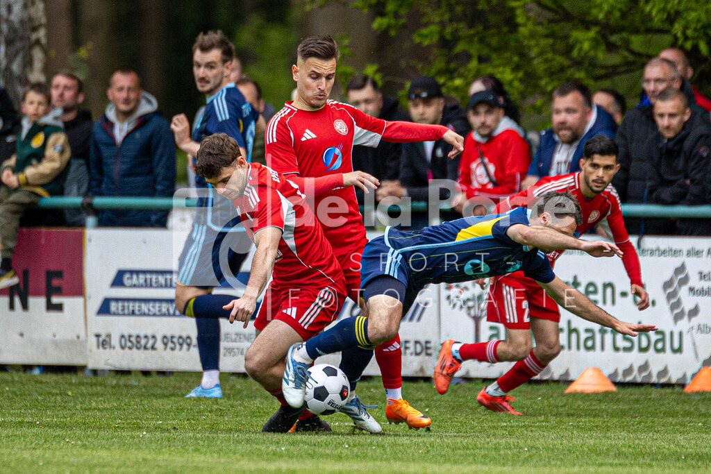 Sperber Veerßen - Prange_ Tjark (daneben Venhar Rexhepi im Zweikampf gegen Kevin Schusdzarra) vs Wriedel (KP-Finale) 130526 dlP | immodelaporte-sportfotos - Realisiert mit Pictrs.com