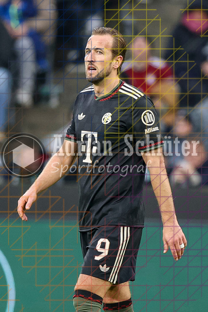 Borussia Mönchengladbach vs FC Bayern München - Bundesliga  | Mönchengladbach, Deutschland, 25.10.25:   Harry Kane (FC Bayern München) schaut waehrend des Spiels der Bundesliga zwischen Borussia Mönchengladbach vs FC Bayern München im Stadion im Borussia Park(Foto von Brauer-Fotoagentur / Adrian Schlueter)