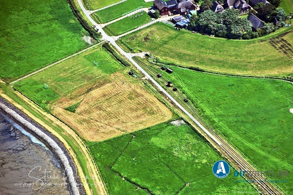 Luftbild Hallig Oland - Auf der Hallig Oland existiert ein Fußballplatz | Auf der Hallig Oland existiert ein Fußballplatz, der jedoch bei Flut regelmäßig überflutet wird und dann von Schiffstauen bedeckt ist.  Ein aktiver, organisierter Fußballverein auf der Hallig selbst wird in den verfügbaren Informationen nicht erwähnt.