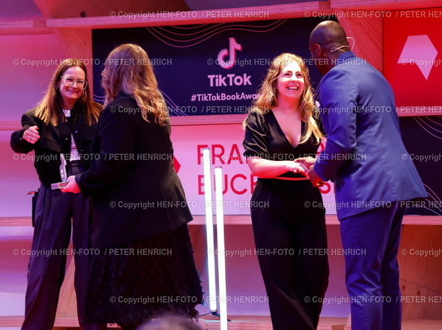Impressionen Buchmesse | 21.10.2023 75. Frankfurter Buchmesse 2023 75 TIMES Fachmesse für Bücher und Verlage #fbm23 Verleihung im Frankfurt Pavilion des TikTok Book Awards 2023 für den Verlag des Jahres an den Verlag dtv und hier die Mitarbeiterinnen des Social Media Teams (Foto: Peter Henrich) - Realisiert mit Pictrs.com